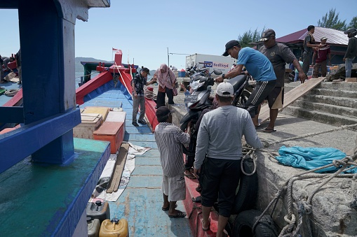 Porters loading all kinds of goods onto ships from Banda Aceh to the Pulo Aceh Islands, Aceh Province, Indonesia, Thursday (09/28/2023)