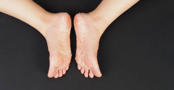 fußpeeling oder entfernen abgestorbener haut auf schwarzem hintergrund. - smooth human skin human leg human foot stock-fotos und bilder
