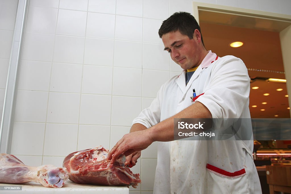 Butchery.Butcher é FATIANDO thight de vitela - Foto de stock de Açougue royalty-free