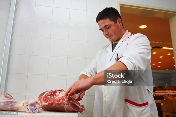 Foto de Butcherybutcher É Fatiando Thight De Vitela e mais fotos de stock de Açougue - Açougue, Açougueiro, Carne