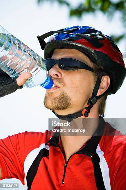 Durst Mountainbiker Stockfoto und mehr Bilder von 35-39 Jahre - 35-39 Jahre, Aktivitäten und Sport, Ausrüstung und Geräte