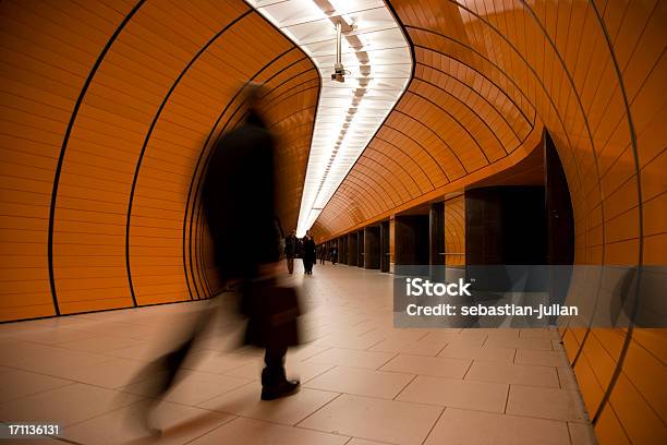 Acelere Commuter In Mordern Tubo Xl Naranja Foto de stock y más banco de imágenes de Imagen minimalista - Imagen minimalista, Negocio, Abstracto