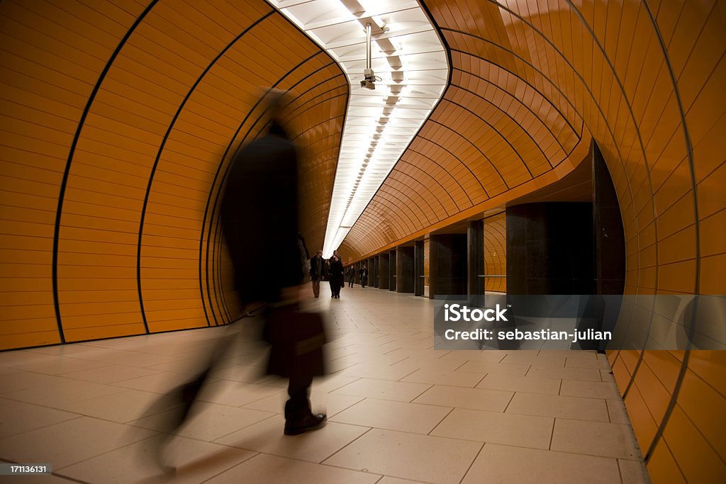 Acelerar commuter em mordern laranja metrô XL - Foto de stock de Munique royalty-free