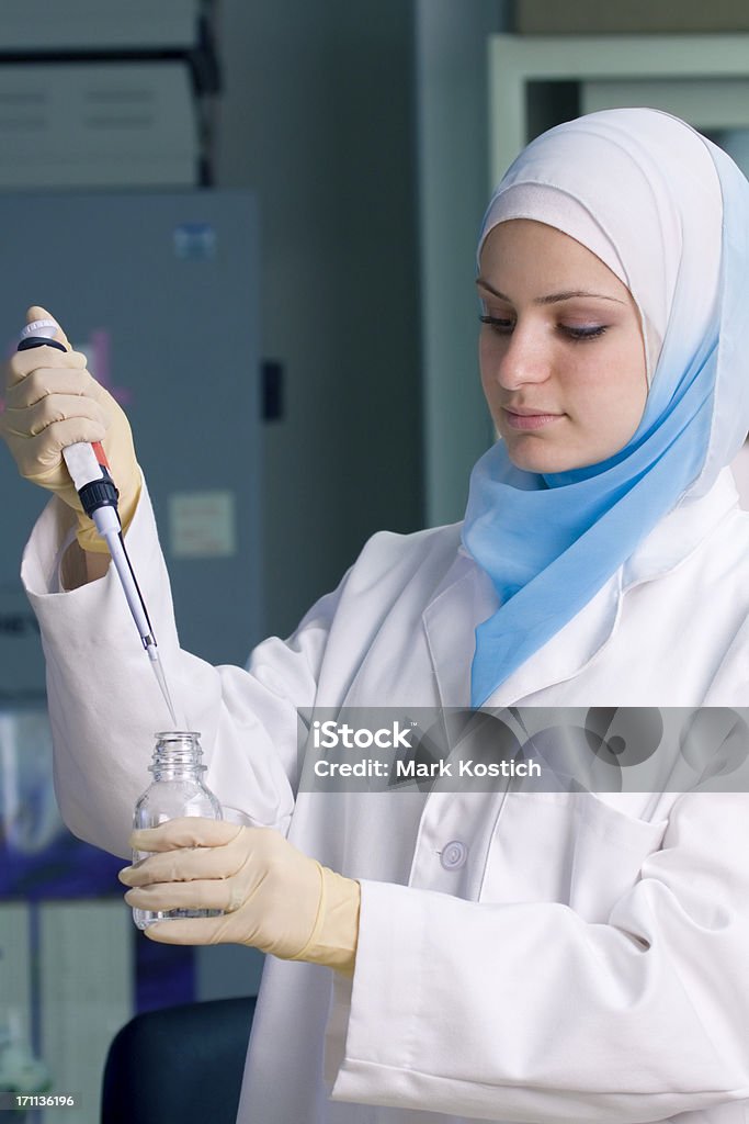 中東(イスラム教徒の�女性を医学研究） - 中東民族のロイヤリティフリーストックフォト