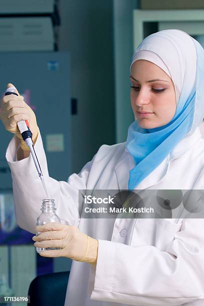 中東イスラム教徒の女性を医学研究 - 中東民族のストックフォトや画像を多数ご用意 - 中東民族, 学生, 教室