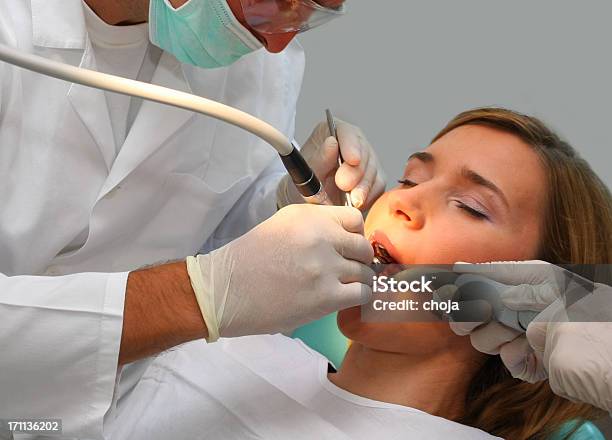美しい若い女性は歯科医 - 歯科医師のストックフォトや画像を多数ご用意 - 歯科医師, ヒトの歯, 人体部位