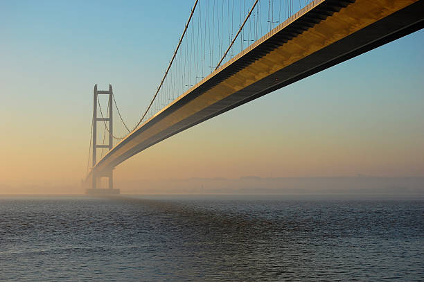 humber-brücke in der abenddämmerung - humber bridge bridge humber river yorkshire stock-fotos und bilder