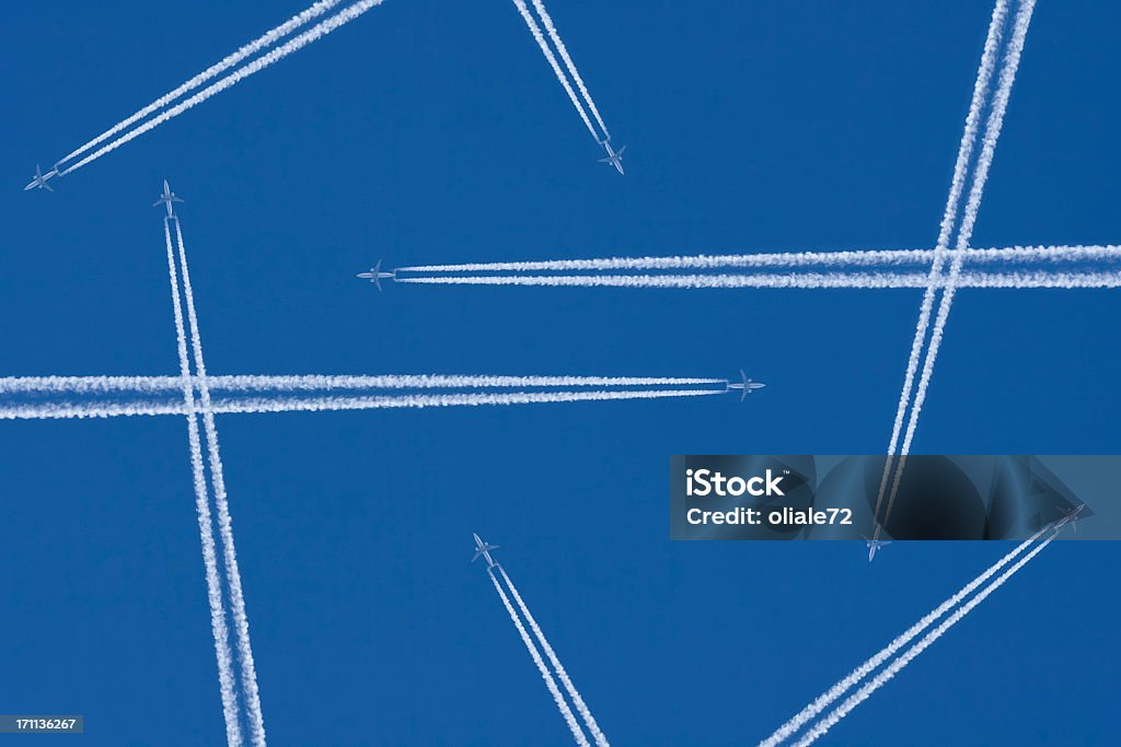 Avião em um céu azul com Rastro de avião, o tráfego aéreo - Foto de stock de Avião royalty-free