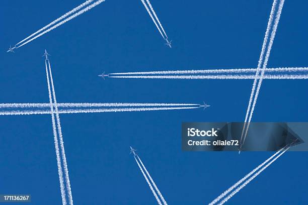 Foto de Avião Em Um Céu Azul Com Rastro De Avião O Tráfego Aéreo e mais fotos de stock de Avião