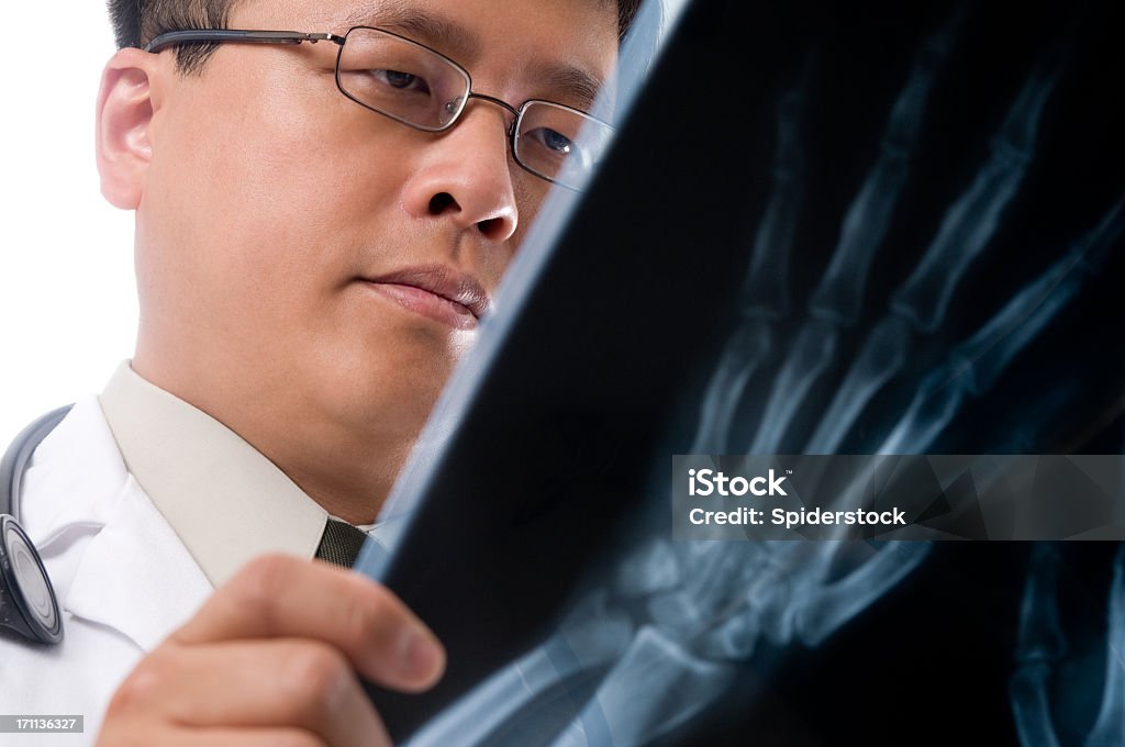 Asiatischen Arzt Lesung X-Ray - Lizenzfrei Arzt Stock-Foto