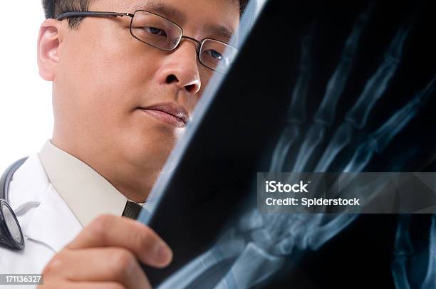 Asiatischen Arzt Lesung Xray Stockfoto und mehr Bilder von Arzt - Arzt, Asiatischer und Indischer Abstammung, Chinesischer Abstammung