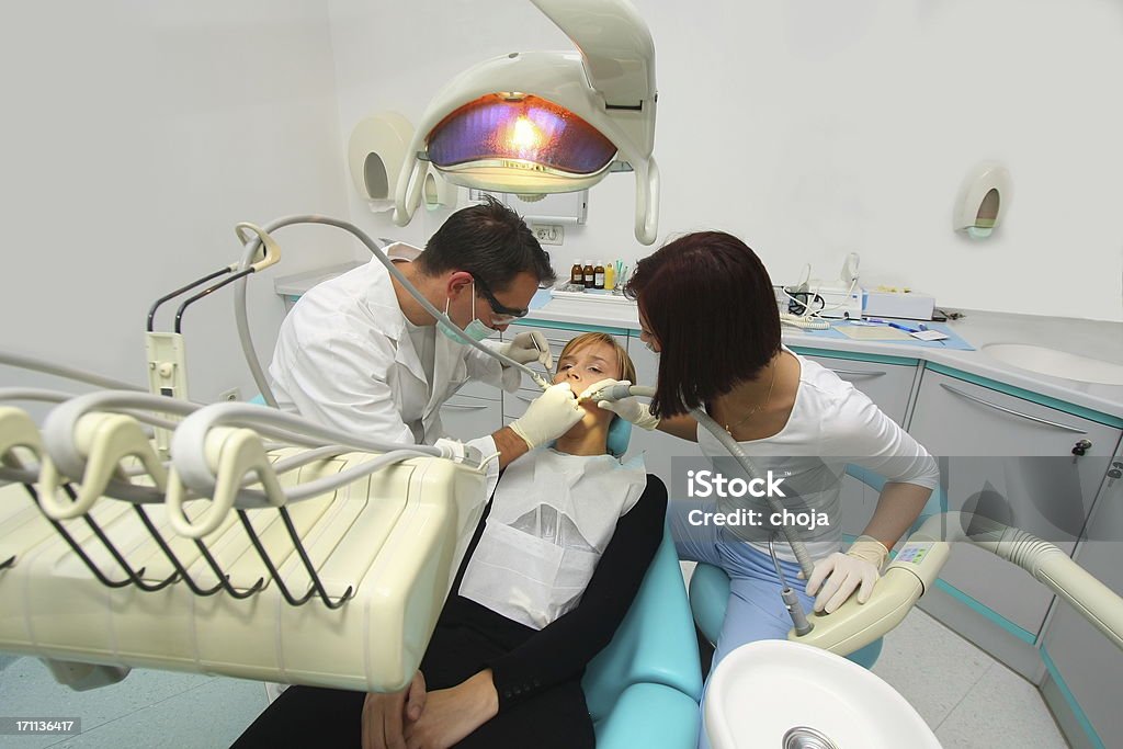 Graziosa giovane ragazza presso il dentista - Foto stock royalty-free di Ambulatorio dentistico