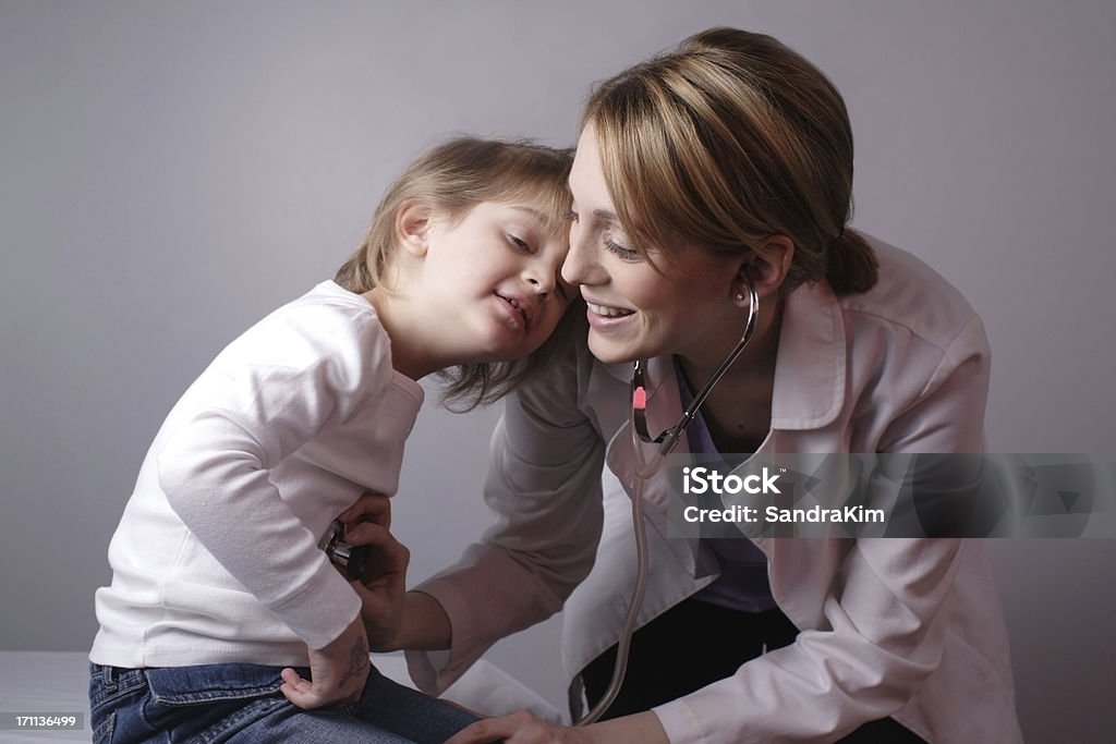 Docteur avec une Patiente s head sur son épaule. - Photo de Adulte libre de droits