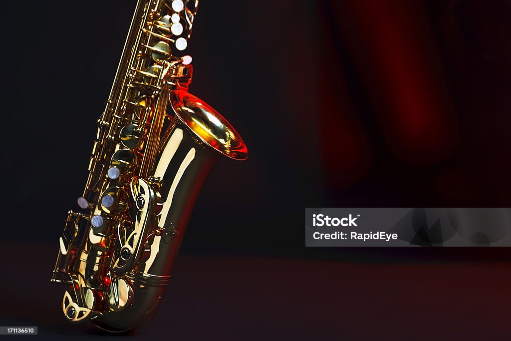Saksofon z kopii przestrzeni - Zbiór zdjęć royalty-free (Saksofon altowy)
