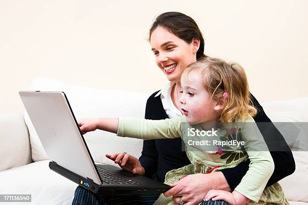 Mutter Und Tochter Mit Laptopcomputer Stockfoto und mehr Bilder von 4-5 Jahre - 4-5 Jahre, Alleinerzieherin, Arbeiten