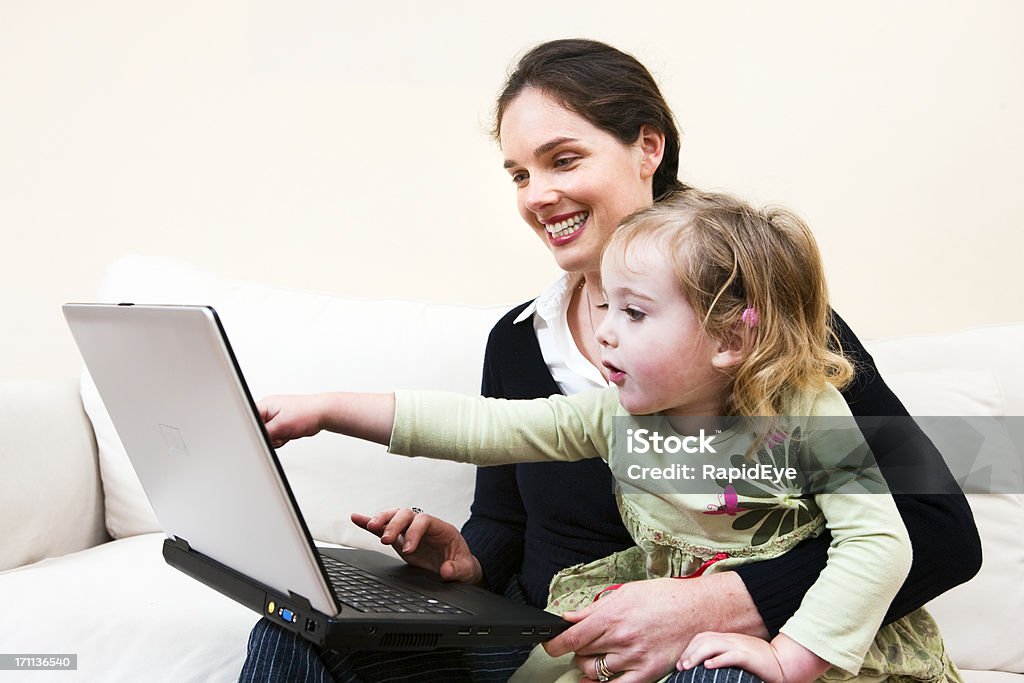 Mamma e figlia con un computer portatile - Foto stock royalty-free di 4-5 anni