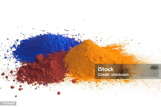 Photo libre de droit de Rouge Bleu Jaune Et De Pigments Sur Blanc banque d'images et plus d'images libres de droit de Pigment - Pigment, Art, Art et Artisanat