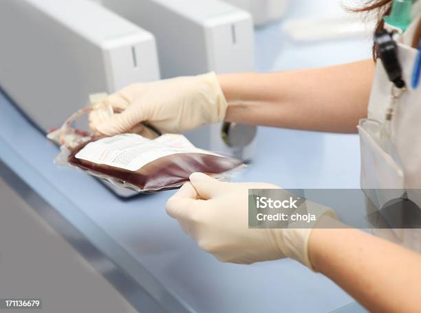 Foto de Doutor Em Um Banco De Sangue Segurando Sacola Com Células Vermelhas e mais fotos de stock de Saco de Sangue