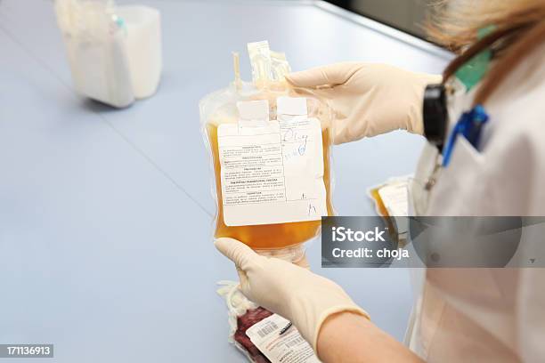 Foto de Doutor Em Um Banco De Sangue Segurando Sacola Com Células Vermelhas e mais fotos de stock de Plasma