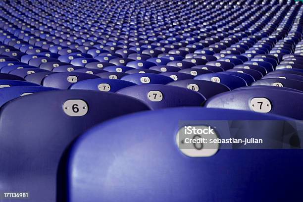 Grupo Grande De Plasitc Para En La Estación De Fútbol De Munich Foto de stock y más banco de imágenes de Estadio