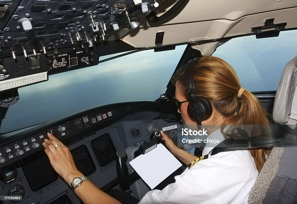 Piękna młoda kobieta pilot w pracy - Zbiór zdjęć royalty-free (Pilot)