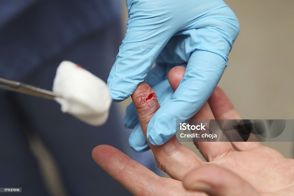 Infirmière change bandage à un patient blessé le doigt - Photo de Bandage libre de droits