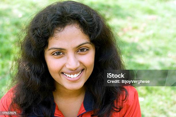 Jovem Menina Sorridente - Fotografias de stock e mais imagens de Adolescente - Adolescente, Adolescência, Adulto