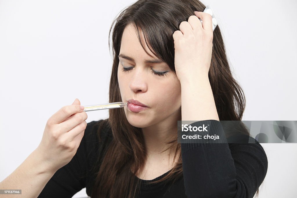 Молодая девушка, имеющие температуры, инфицированных гриппа - Стоковые фото Болезнь роялти-фри