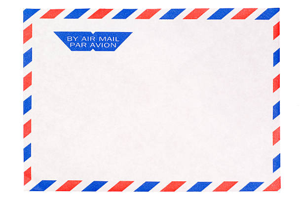 enveloppe airmail isolé sur blanc - lettre par avion photos et images de collection