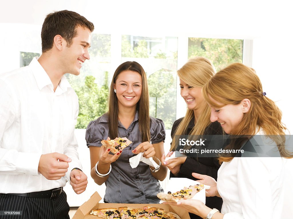 Young las personas de negocios disfrutan de una pizza - Foto de stock de 20 a 29 años libre de derechos