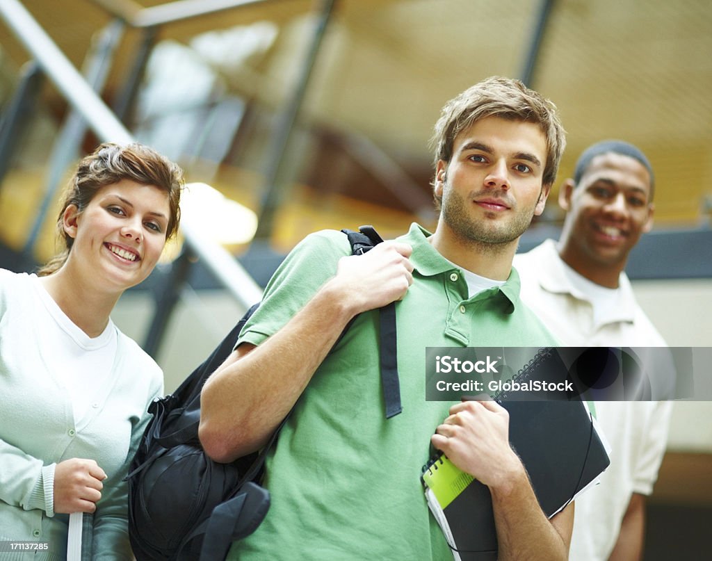 Junge Studenten stehen zusammen und Lächeln - Lizenzfrei T-Shirt Stock-Foto
