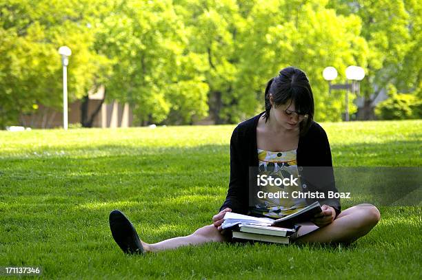 Foto de Estudando No Quad e mais fotos de stock de Uma pessoa - Uma pessoa, Campus, Pessoas