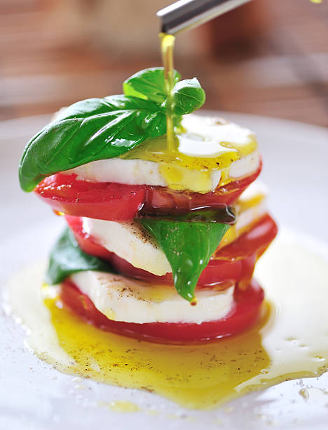 ensalada caprese - mozzarella caprese salad tomato italian cuisine fotografías e imágenes de stock