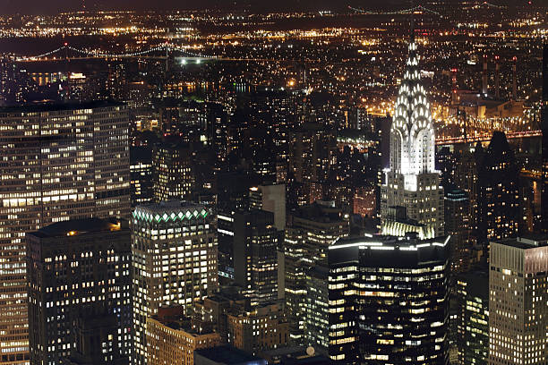 gratte-ciel de new york et le chrysler building, de nuit - chrysler building photos et images de collection