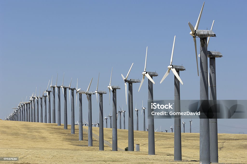 Turbinas eólicas alinhada ao longo Hill - Royalty-free Encosta Foto de stock