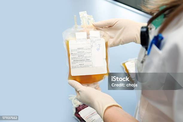 Medico Tenendo A Una Banca Del Sangue Con Globuli Bianchi - Fotografie stock e altre immagini di Plasma