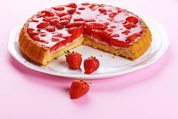 torta di fragole fresche - dessert fruit torte red foto e immagini stock