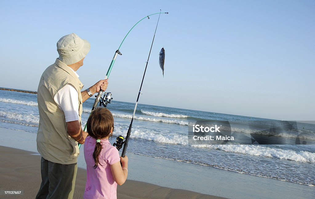 Прародитель и grandhild рыбалка - Стоковые фото Нахлыст роялти-фри
