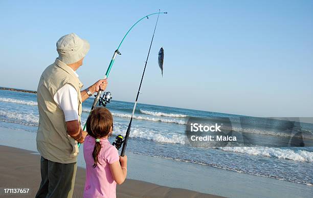 Прародитель И Grandhild Рыбалка — стоковые фотографии и другие картинки Нахлыст - Нахлыст, Пляж, Ловить рыбу