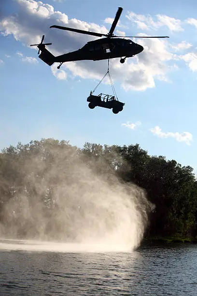 A Blackhawk UH-60 helicopter carrying a Humvee.