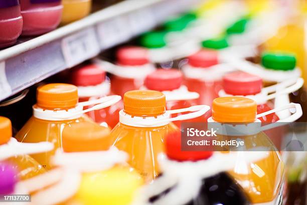 Foto de Suco Em Um Supermercado e mais fotos de stock de Suco - Suco, Garrafa, Bebida