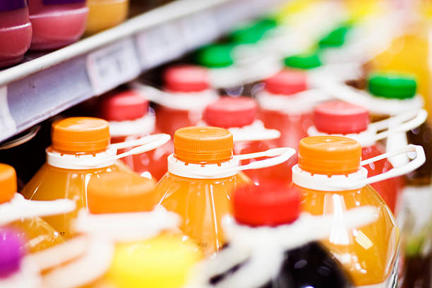 сок в супермаркет - food and drink industry стоковые фото и изображения