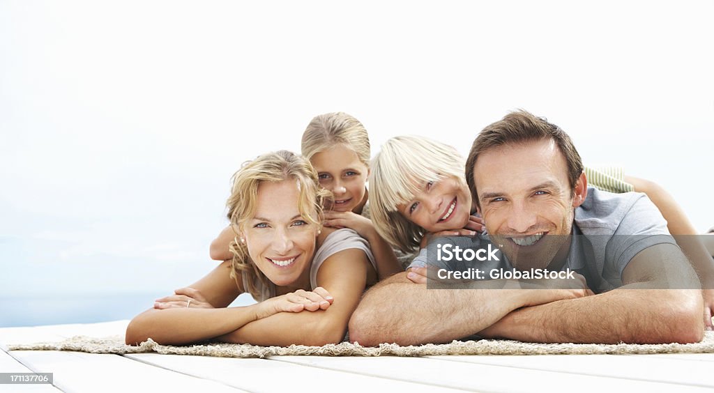 Glückliche Eltern, die Spaß mit Ihren Kindern - Lizenzfrei 20-24 Jahre Stock-Foto
