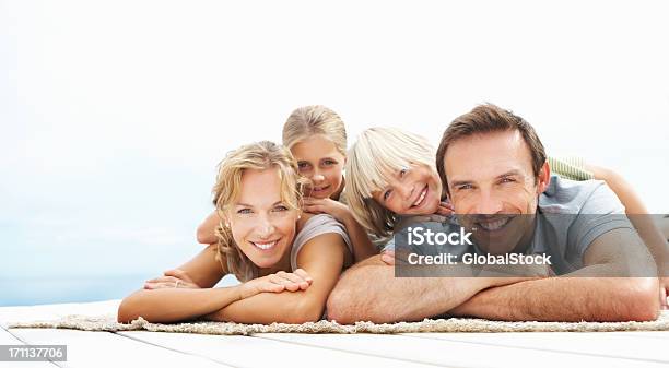 Glückliche Eltern Die Spaß Mit Ihren Kindern Stockfoto und mehr Bilder von 20-24 Jahre - 20-24 Jahre, 6-7 Jahre, Auf dem Bauch liegen