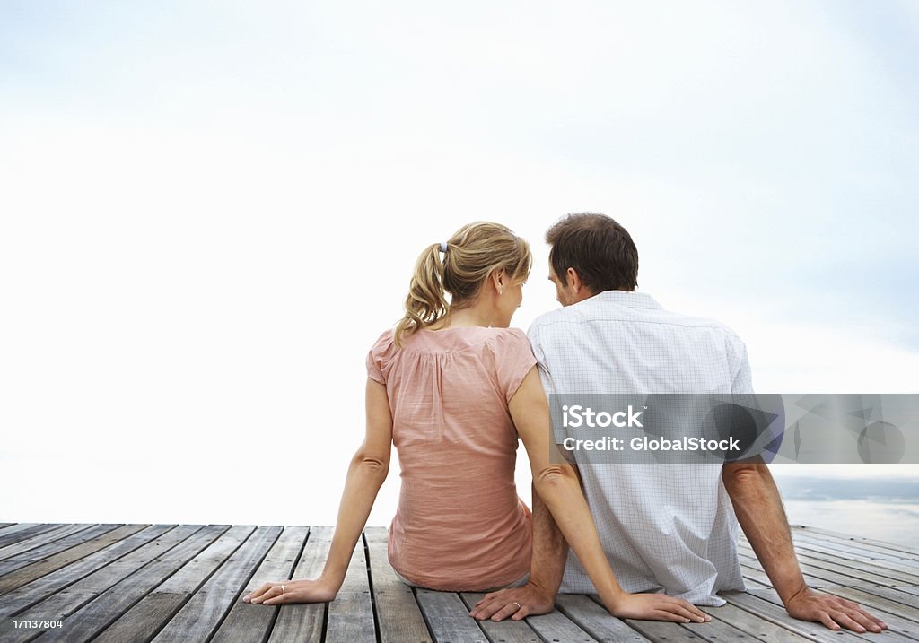 Casal sentado sobre um Pontão - Royalty-free Cabelo Louro Foto de stock