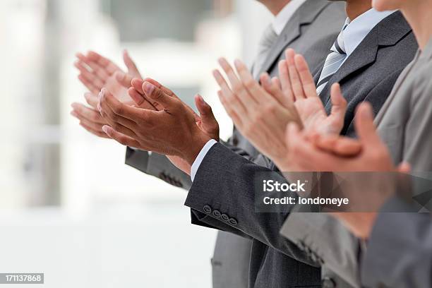 Fila Di Battendo Dirigenti - Fotografie stock e altre immagini di Applaudire - Applaudire, Battere le mani - Esprimere a gesti, Affari