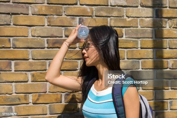 Donna Con Bottiglia Di Defaticamento Al Caldo - Fotografie stock e altre immagini di Abbigliamento casual - Abbigliamento casual, Acqua, Acqua potabile