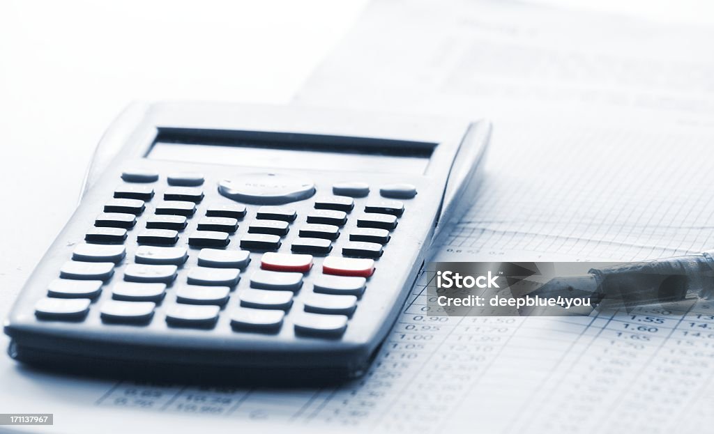 Calculadora, gráficos e uma caneta - Foto de stock de Calculadora royalty-free