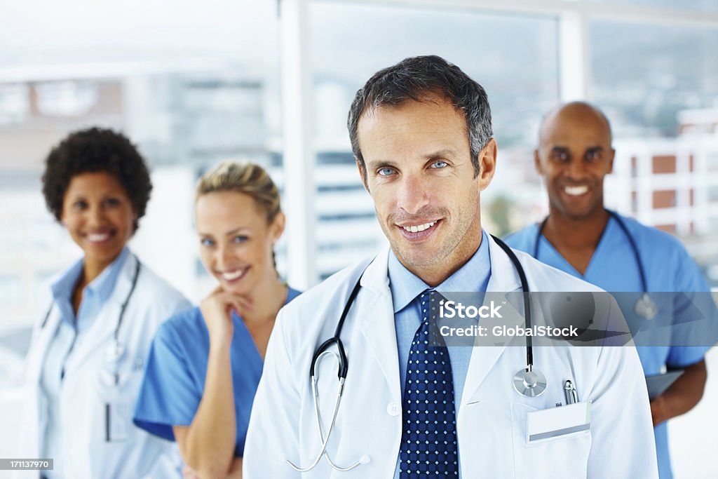 Retrato de médicos de pie y sonriendo juntos - Foto de stock de 20-24 años libre de derechos