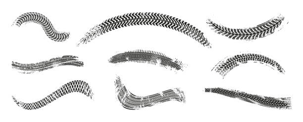 реалистичные следы от колесных шин в стиле гранж, следы протектора автомобиля изолированы на белом цвете. черная текстура настоящего велос - motorcycle in a row tire wheel stock illustrations